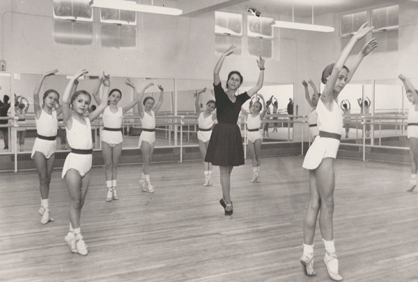 Photograph of former teacher Pauline Wadsworth in the studio teaching a class to students in the 1970s.